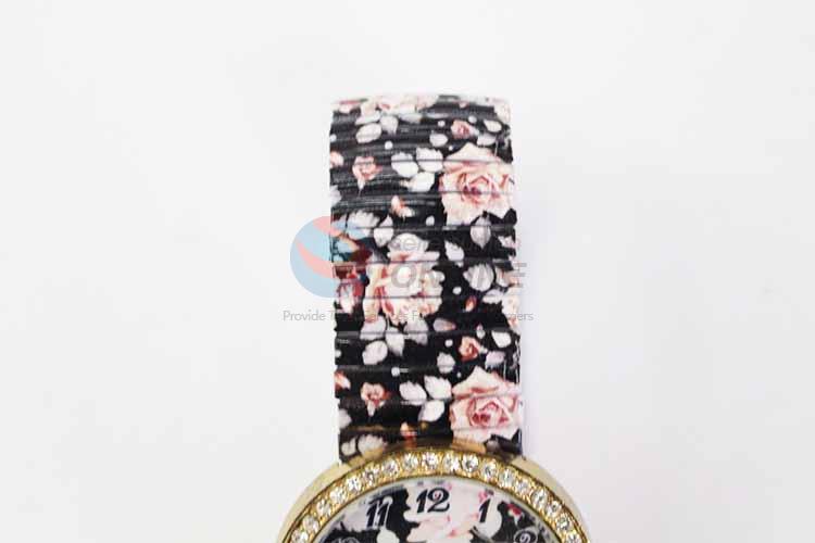 Rose Pattern Casual Bracele Watch For Girls/Fashion Quartz Wristwatch with Rhinestone