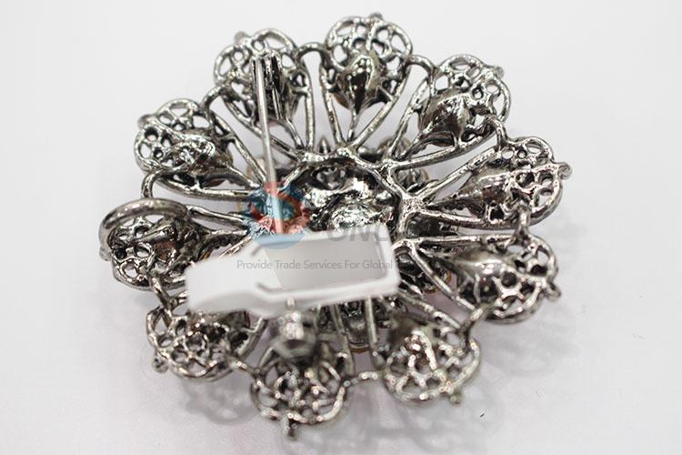 Magnificent flower pattern brooch