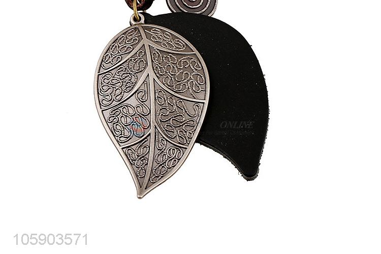 Manufacturer custom retro alloy leaf pendant weaving leather key chain