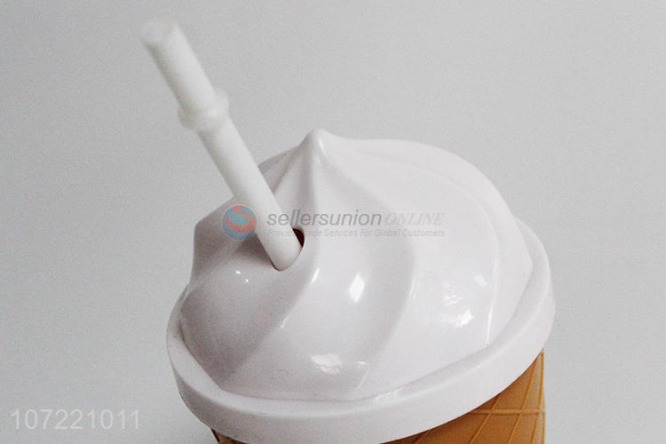 塑料杯带吸管