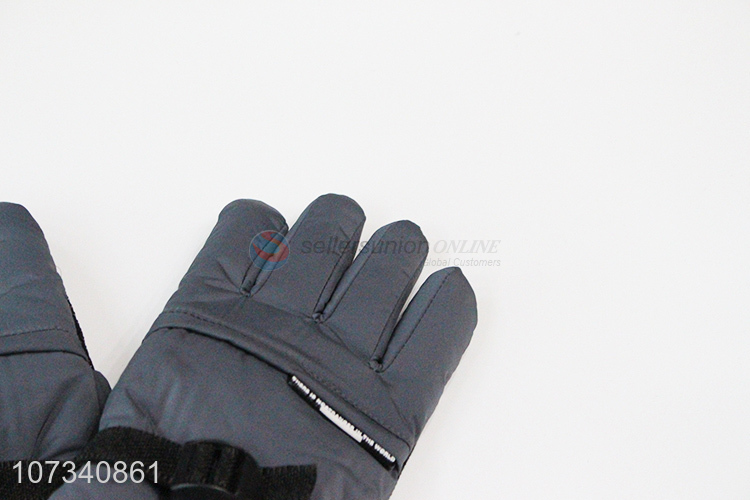 Latest style winter windproof anti-skid sports gloves for men