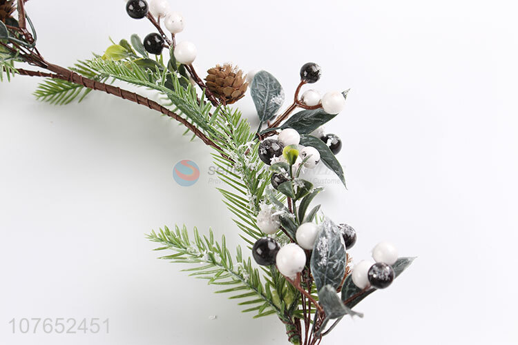 Simulation of green leaves and ginkgo snowflake decoration Christmas wreath