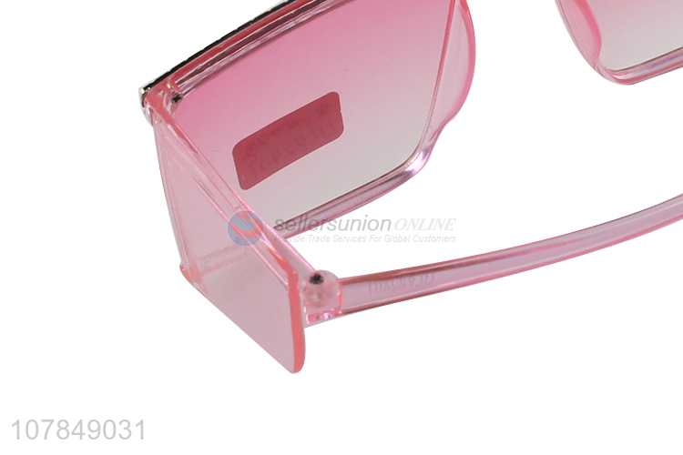 China Manufacture Plastic Sunglass Fashion Eyewear