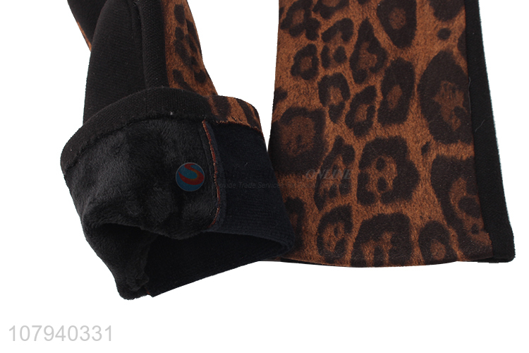 China factory ladies winter gloves soft cosy leopard grain faux suede gloves