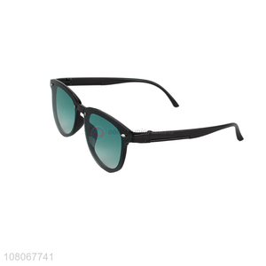 Recent product classic sunglasses uv400 lightweight plastic sunglasses